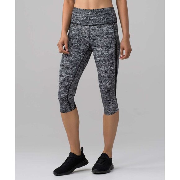 Lululemon Pace Perfect Crop (17") Size 2 - Picture 7 of 8